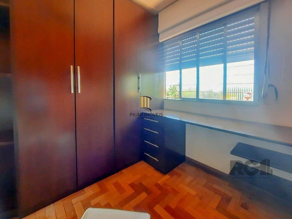Excelente casa de 240m² com 4 dormitórios e 2 vagas.