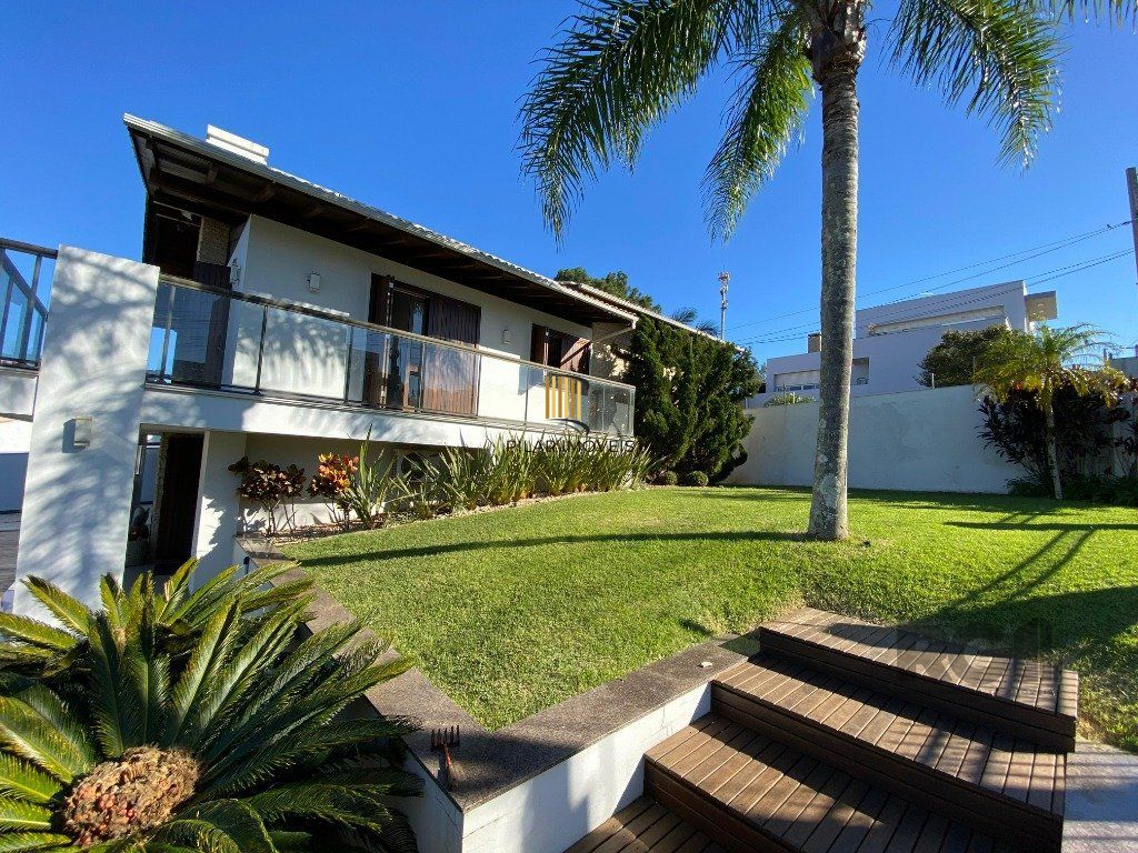 Casa 4 dormitórios no bairro Centenário