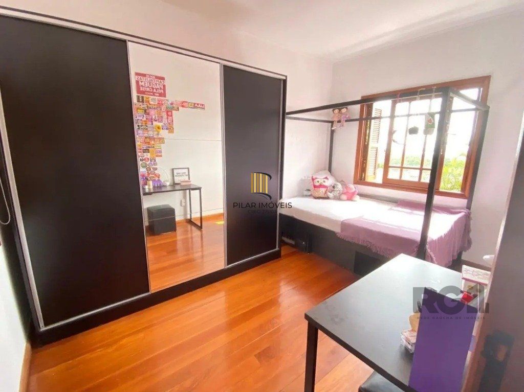 Casa com 4 dormitórios no bairro nonoai