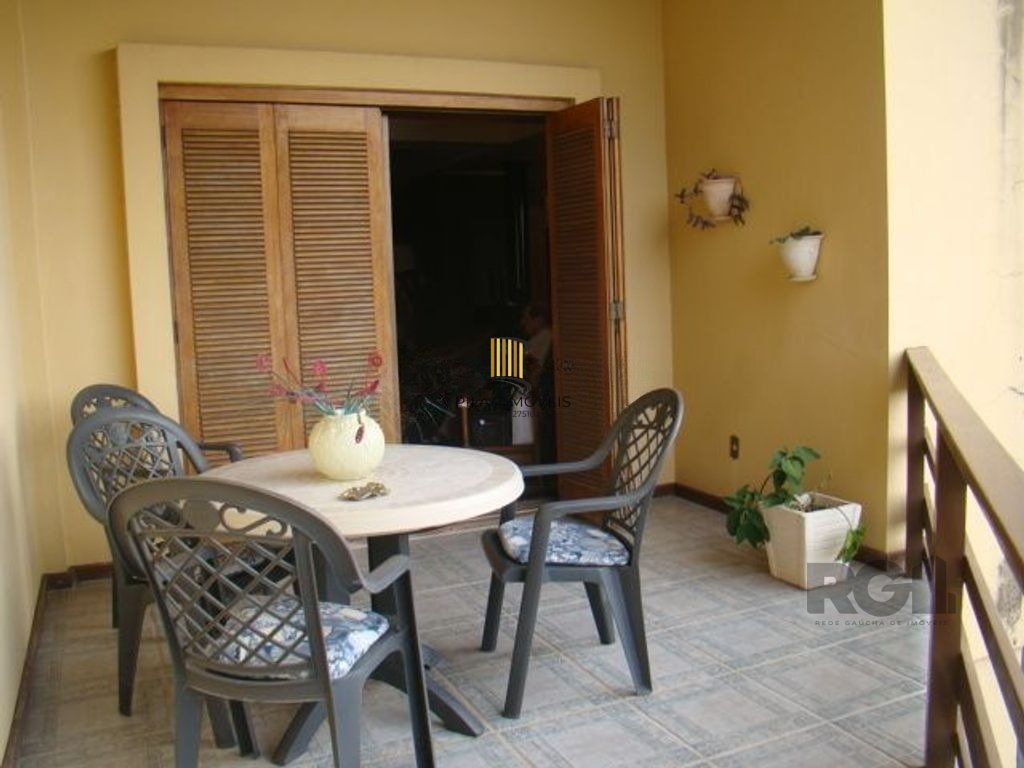 Casa de 370m² - 4 dormitórios, 2 suítes e 4 vagas de garagem no bairro Espírito Santo