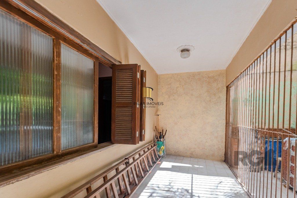 Prédio de 328m² - 4 dormitórios, 2 vagas no bairro Chácara das Pedras