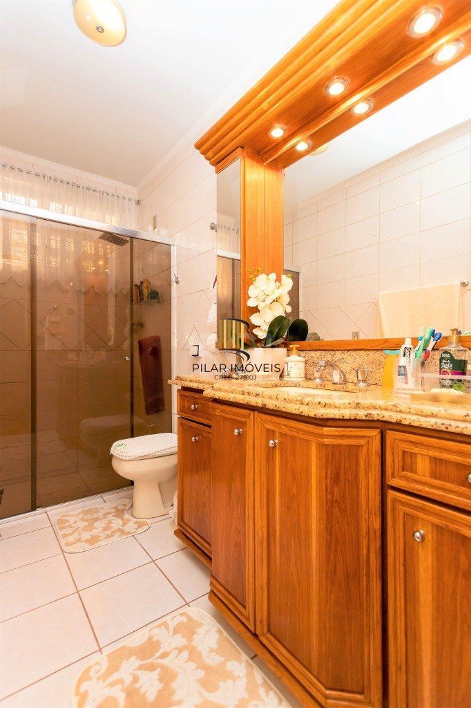 Casa para Venda - 228m², 4 dormitórios, sendo 1 suites, 5 vagas - Teresópolis