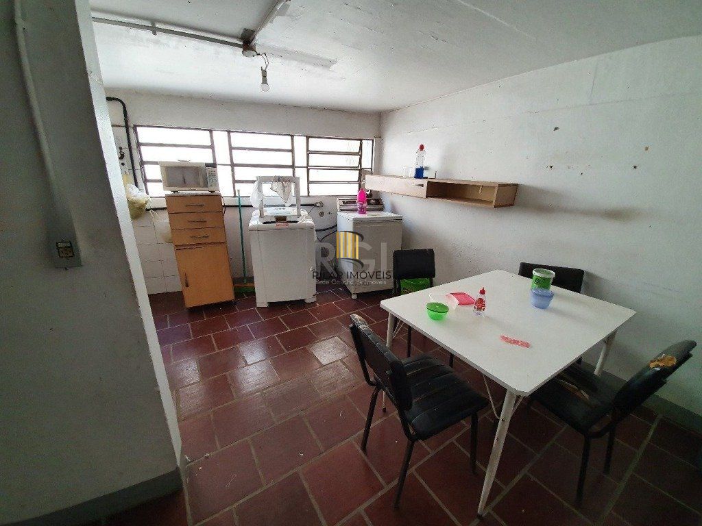 Casa de  333m² com 4 dormitórios, pátio com piscina, espaço gourmet com churrasqueira e 4 vaga de garagem no bairro Passo da Areia