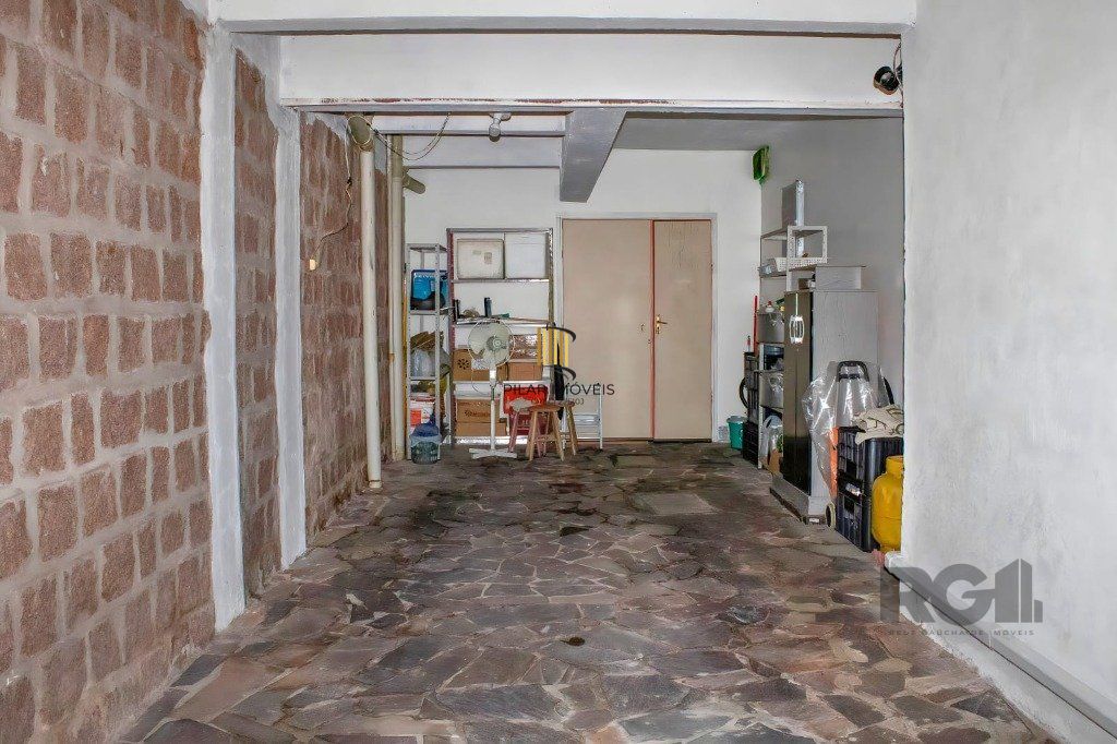 Prédio de 328m² - 4 dormitórios, 2 vagas no bairro Chácara das Pedras