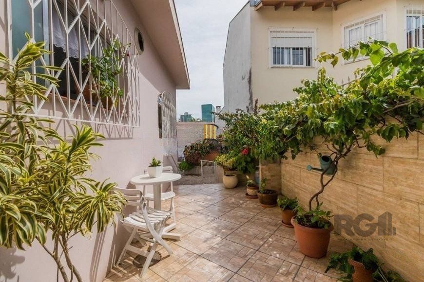 CASA PRÓXIMA AO PONTAL, com 5 vagas, 3 dormitórios!
