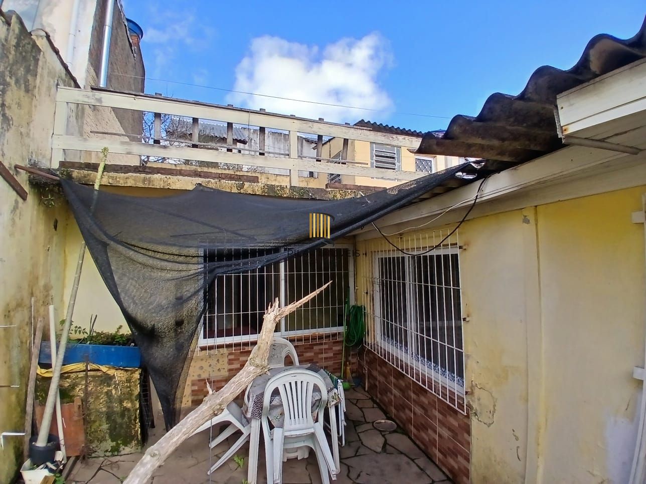 Ampla casa com patio no bairro Rubem Berta .