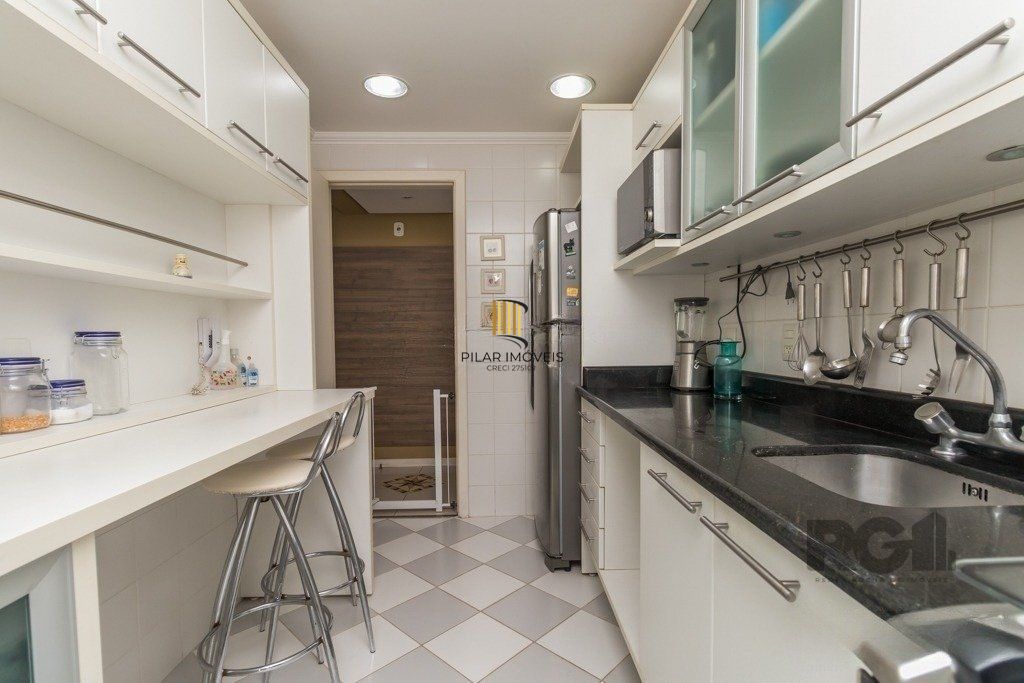 Apartamento 95m² - semi mobiliado, 3 dormitórios, 1 suíte e 2 vagas no bairro Passo da Areia