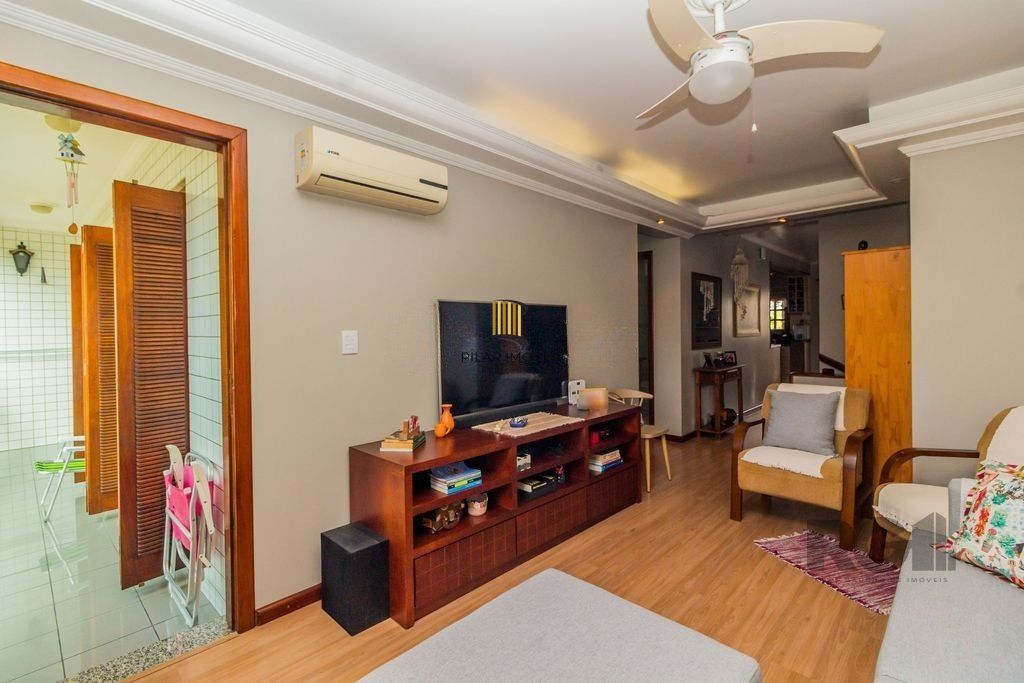 Casa de 4 dormitórios no bairro Sarandi