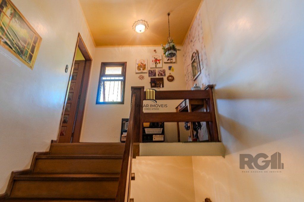 Prédio de 328m² - 4 dormitórios, 2 vagas no bairro Chácara das Pedras