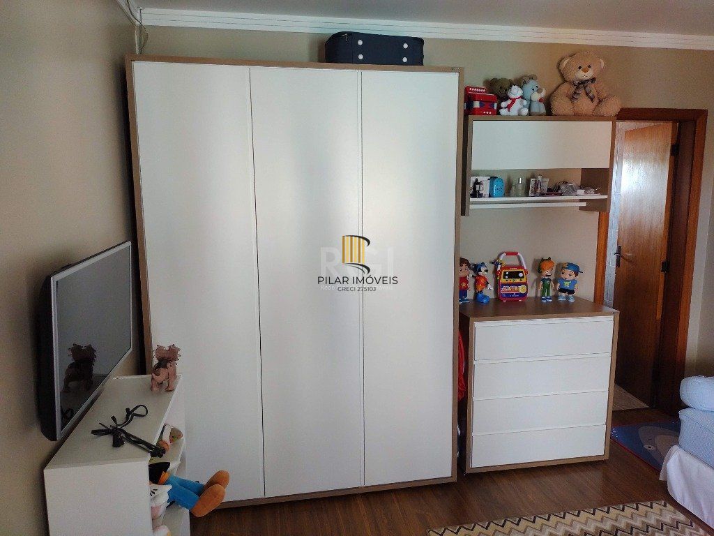 Excelente casa com 03 suíte, espaço gourmet com churrasqueira, living com lareira, pátio com piscina e garagem para 02 carros no bairro Espírito Santo