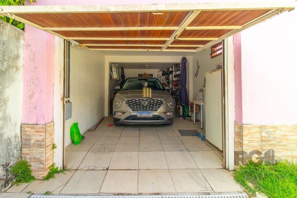 Casa com 3 dormitórios e 3 vagas no bairro Santa Tereza