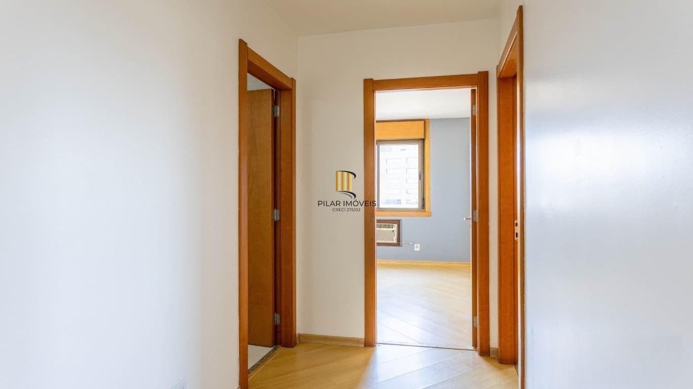 Apartamento de 2 dormitorios à venda em Passo da Areia, Porto Alegre.