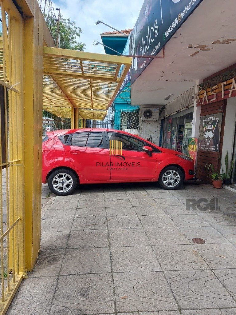 OPORTUNIDADE DE NEGÓCIO!  PONTO COMERCIAL OU RESIDENCIAL,  terreno medindo 13m x 100m, com 02 lojas comercias em frente (atualmente alugadas), nos fundos possui sobrado com 03 dormitórios sendo 01 suí