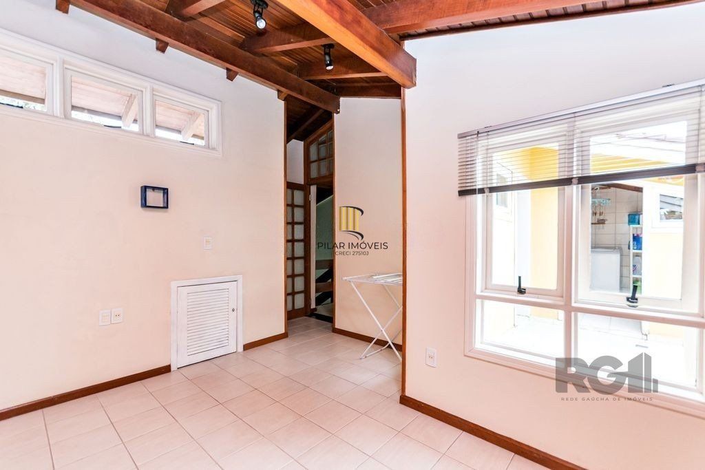 Casa 381m² - 5 dormitórios, 1 suíte, piscina e 6 vagas no bairro São Sebastião