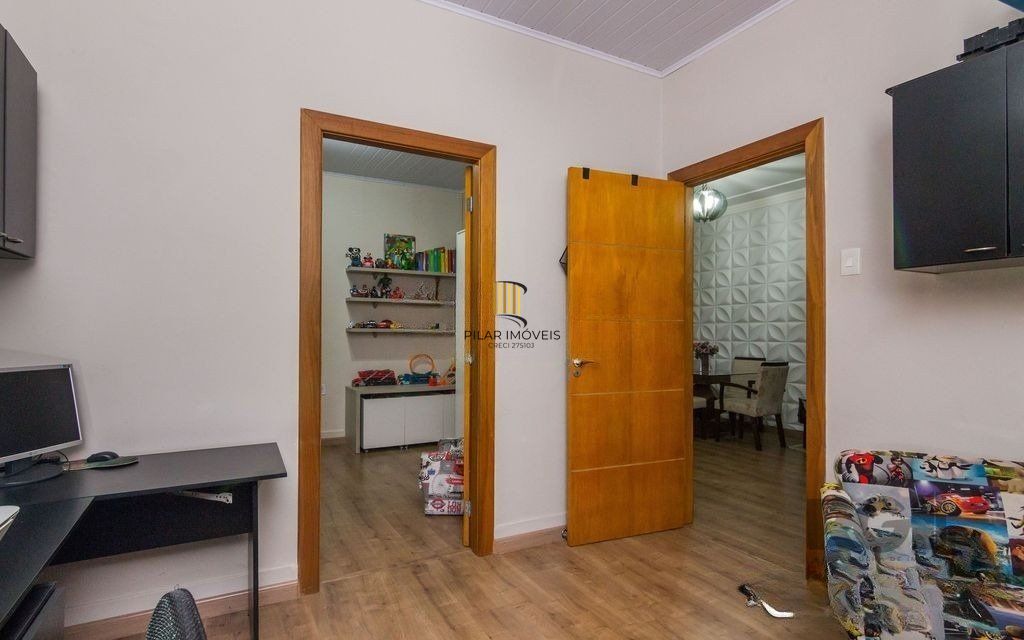 Casa 03 dormitórios com piscina próxima a Av. Prof. Oscar Pereira e todos os recursos do bairro.