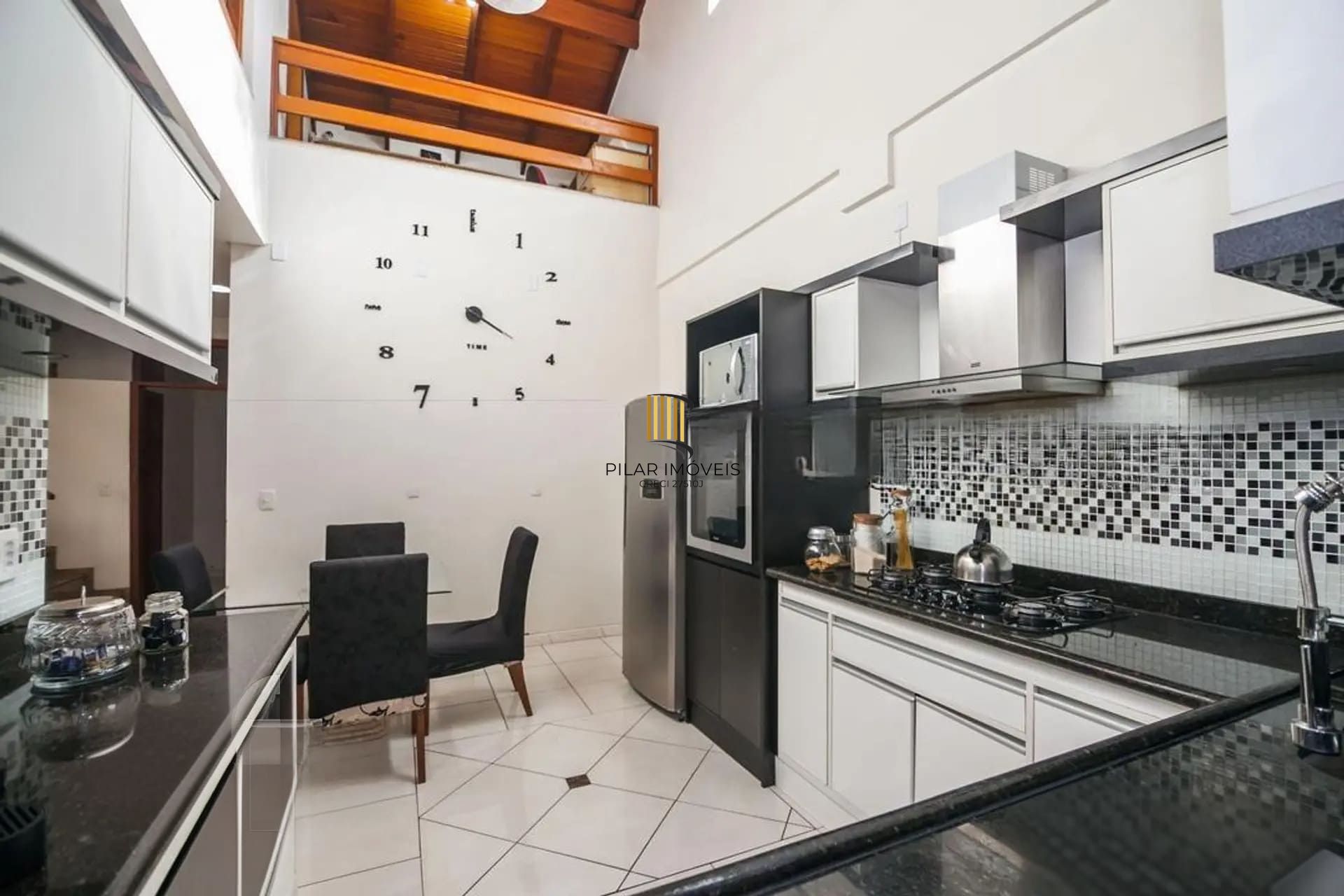 Casa de 4 dormitórios à venda no Bairro Rubem Berta, Porto Alegre.