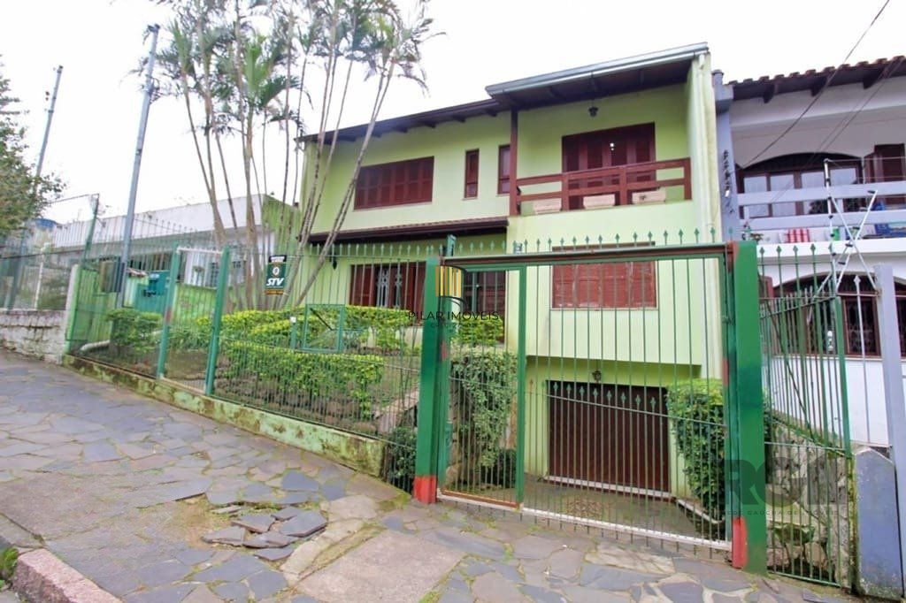 Casa de 275m² - 3 dormitórios e 3 vagas no bairro Coronel Aparício Borges
