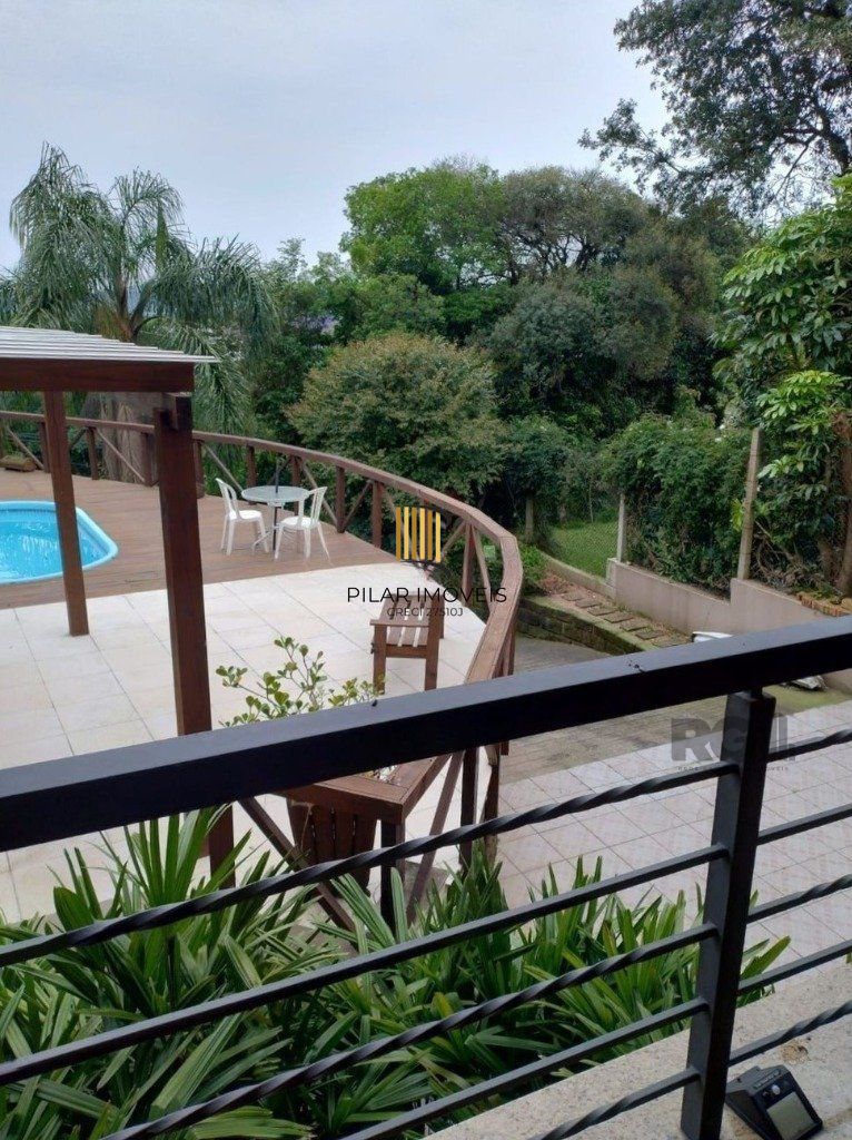 Casa de 307m² - 3 dormitórios, piscina, 4 vagas no bairro Espírito Santo