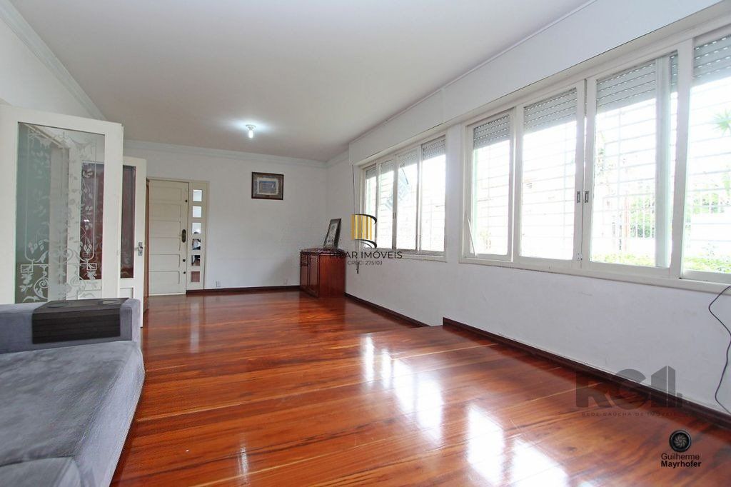 Casa com 5 suítes, 7 banheiros, 4 vagas no bairro Partenon