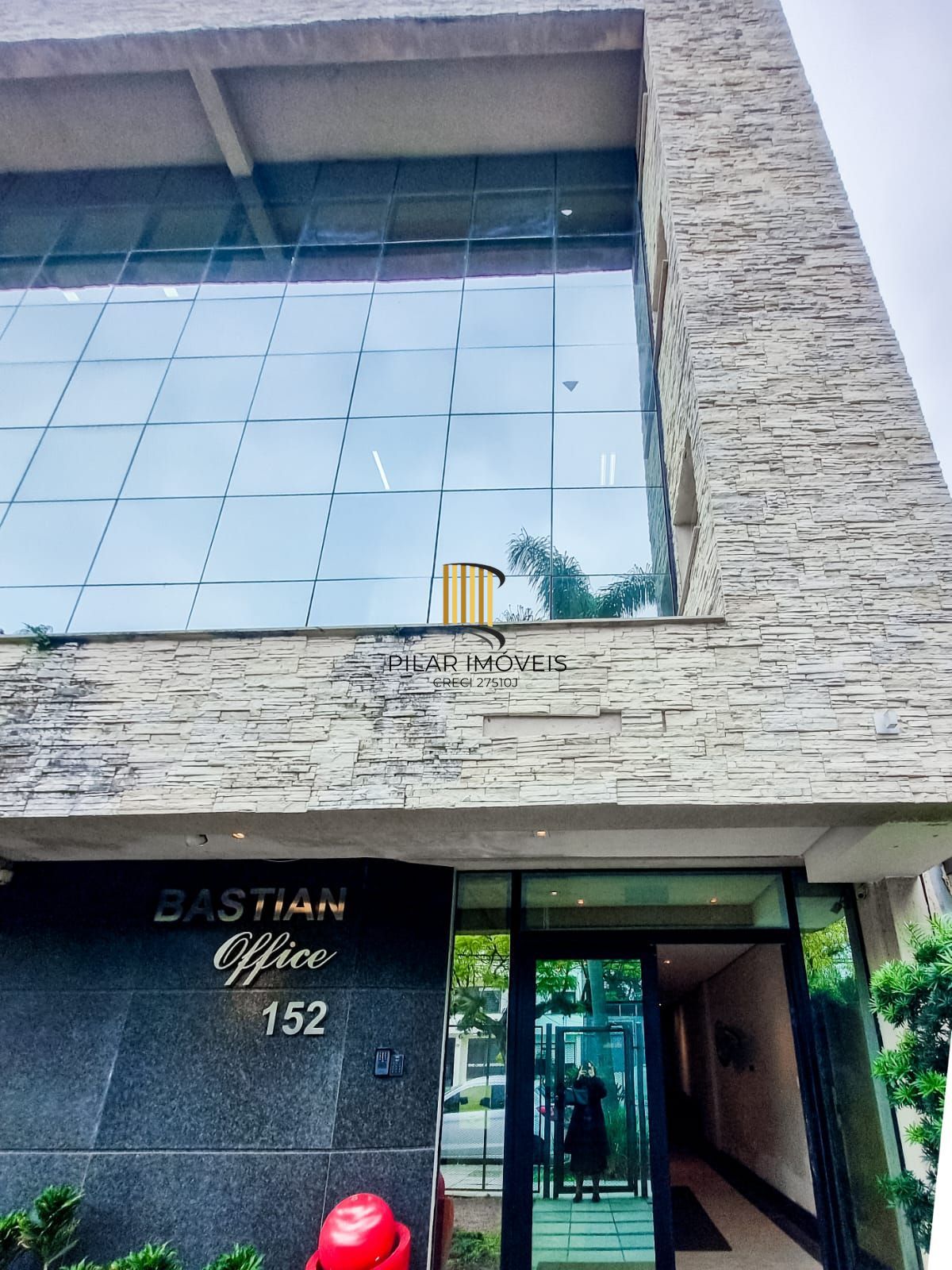 Sala locada com vaga no Menino Deus, a 200 m do Praia de Belas