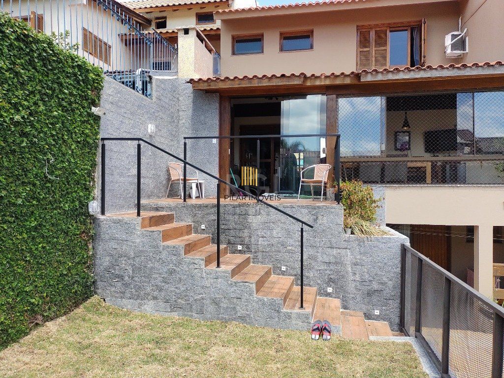 Excelente casa com 03 suíte, espaço gourmet com churrasqueira, living com lareira, pátio com piscina e garagem para 02 carros no bairro Espírito Santo