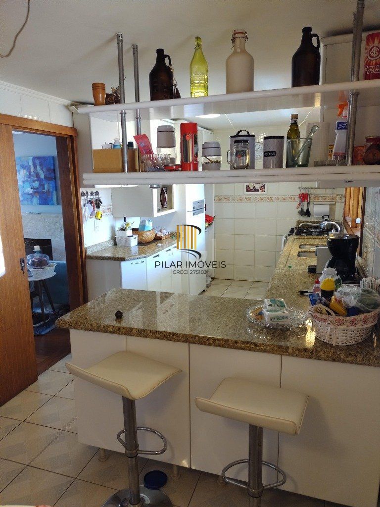 Excelente casa com 03 suíte, espaço gourmet com churrasqueira, living com lareira, pátio com piscina e garagem para 02 carros no bairro Espírito Santo