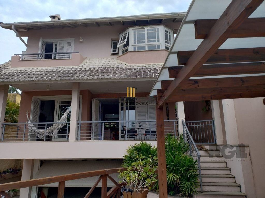 Casa de 307m² - 3 dormitórios, piscina, 4 vagas no bairro Espírito Santo