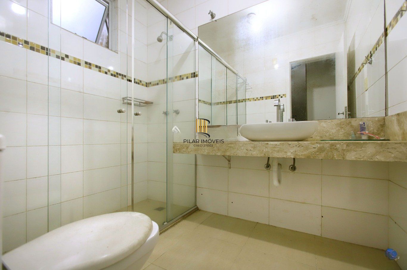 Casa com Edícula nos fundos, total de 5 dormitórios no Bairro gloria.
