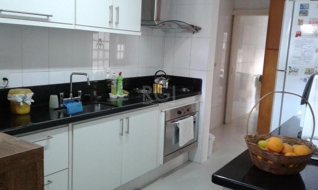Excelente casa em condominío de 350m² com 03 dormitórios sendo 02 suítes.