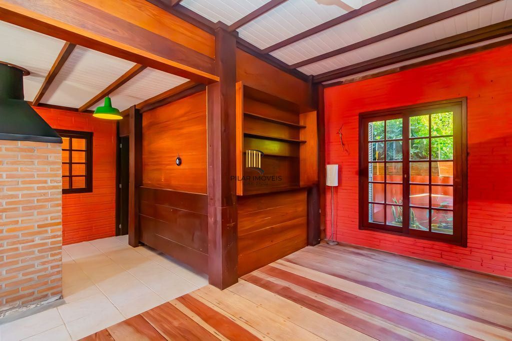 Casa de 3 dormitórios, no Bairro Ponta Grossa - Porto Alegre