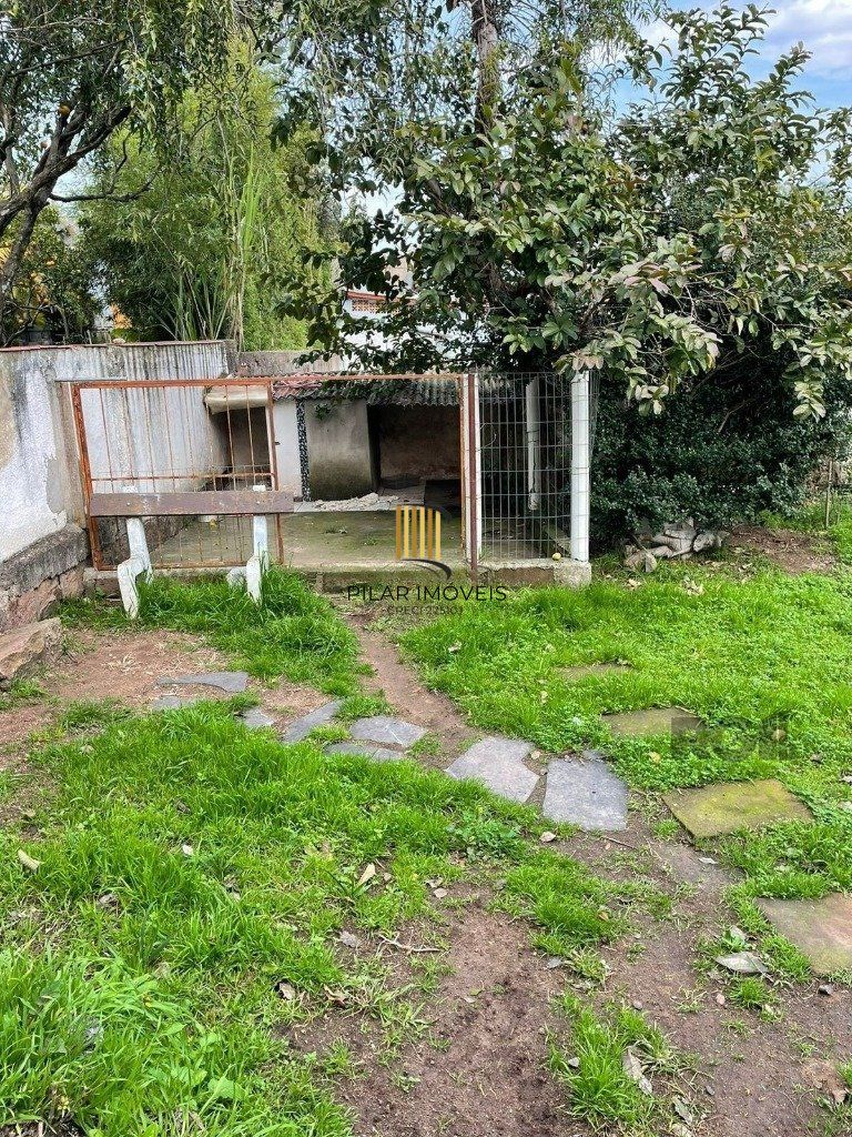 Casa com 243m2 de área privativa, com amplo pátio de 11 x 44, próxima a Av. Teresópolis