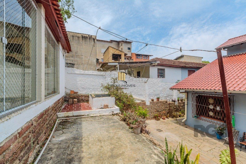 Casa 253m², 3 suítes, pátio, churrasqueira e vaga de garagem para 4 carros no bairro Nonoai