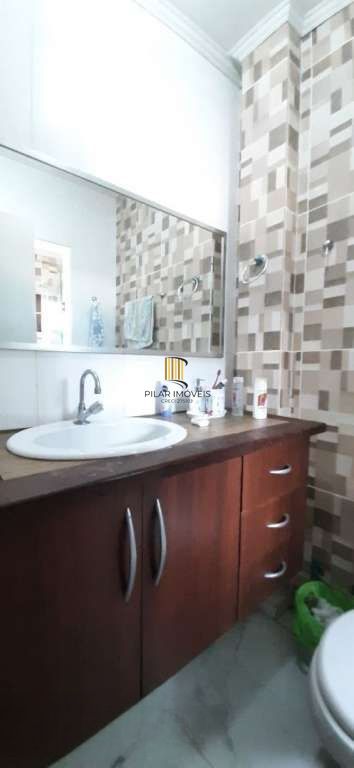 VENDE – AMPLA CASA RESIDENCIAL COM PISCINA E 5 VAGAS