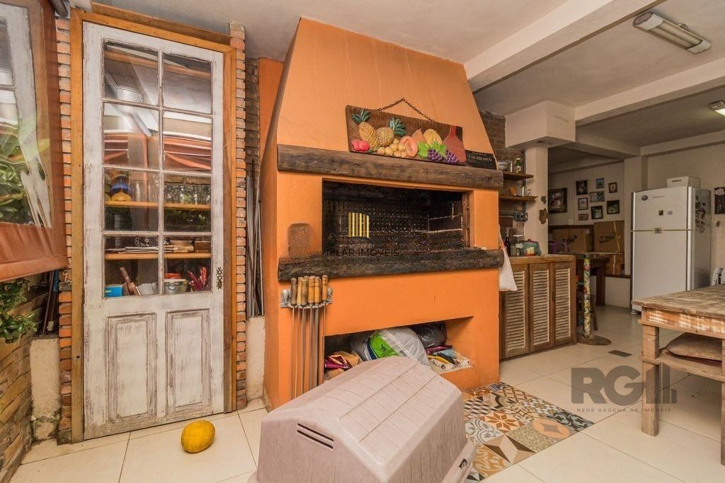 Impecável casa no bairro Medianeira. Living de 3 ambientes com lareira. Com 4 dormitórios sendo 1 suíte também com lareira. Ampla cozinha mobiliada e reformada. Dormitórios com armários fixos .