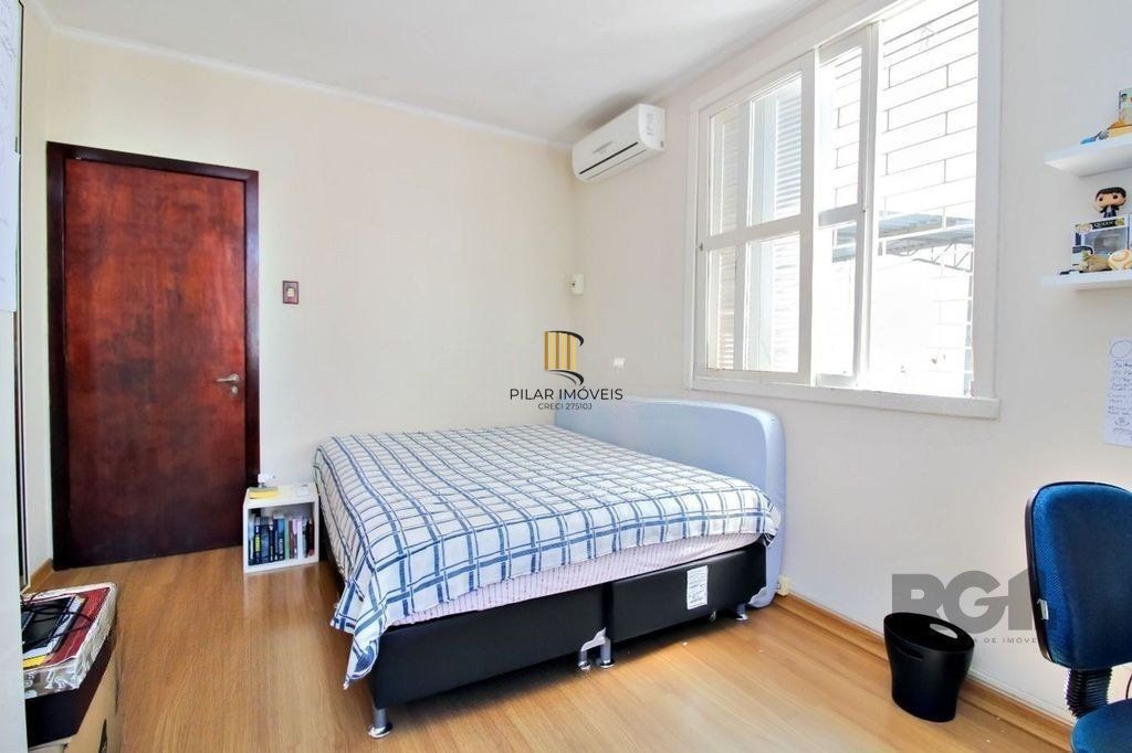 Casa 4 dormitórios, 2 vagas, em rua tranquila próxima a rua Oscar Pereira