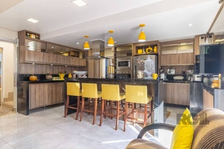 Casa 280m² - 3 dormitórios, 1 suíte, 2 vagas no bairro Jardim Itú