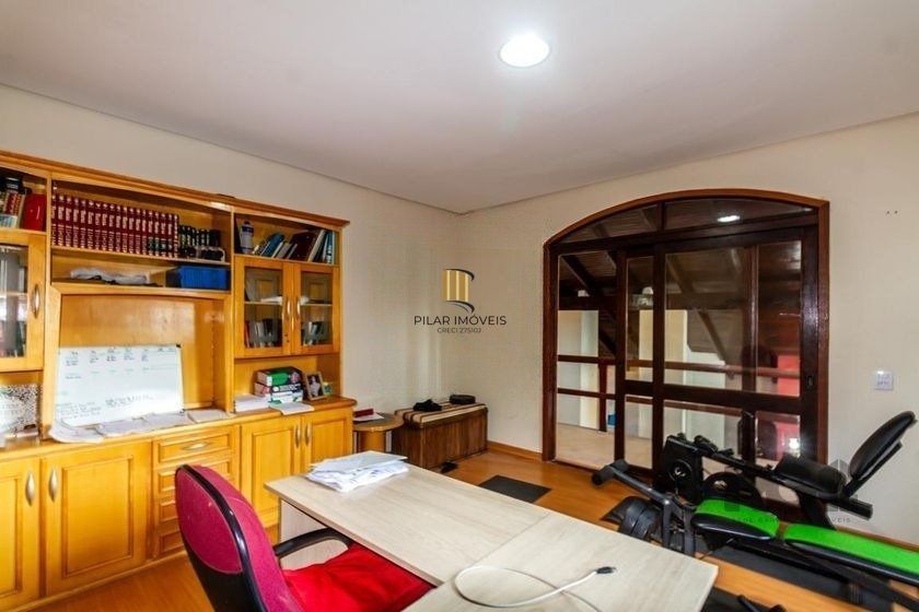 Casa 303m² - 4 dormitórios, 2 vagas no bairro Santo Antônio