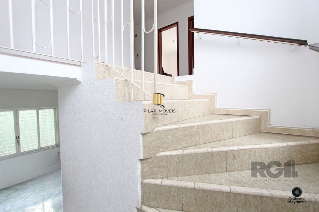 Casa com 5 suítes, 7 banheiros, 4 vagas no bairro Partenon