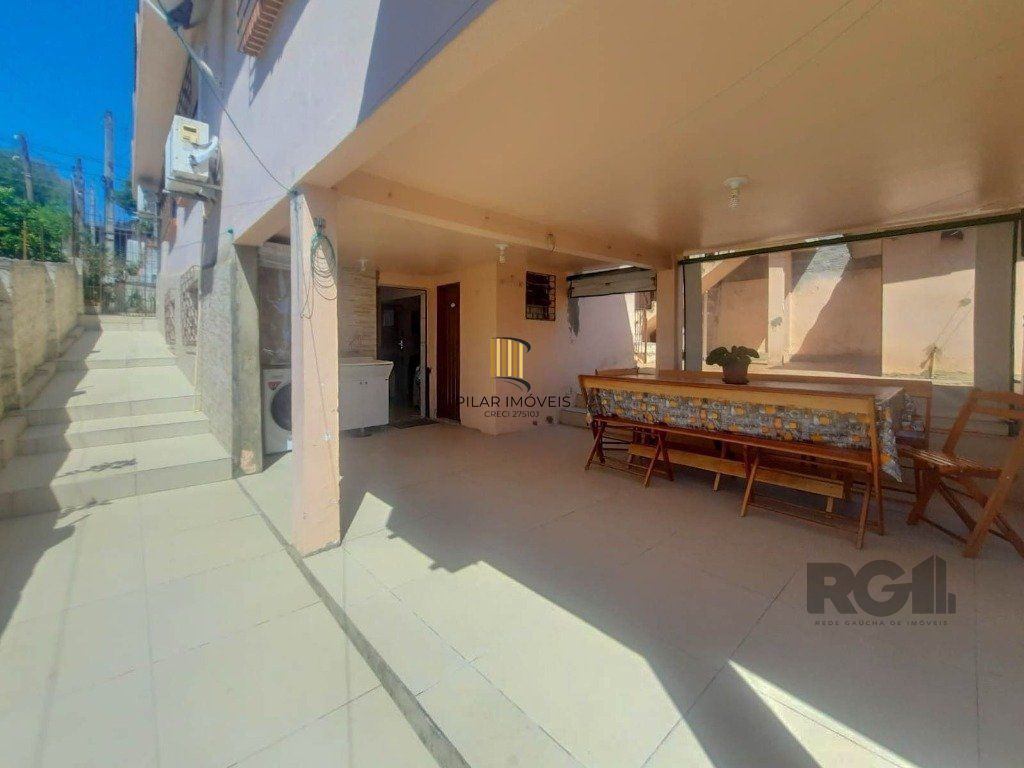 Excelente casa de 240m² com 4 dormitórios e 2 vagas.