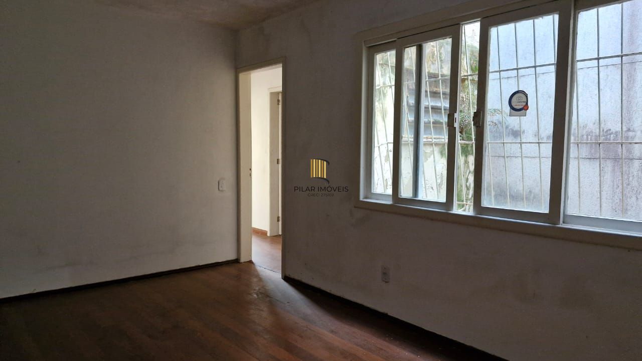 Apartamento com 2 dormitórios e garden na Rua Ijuí, pronto para reformar