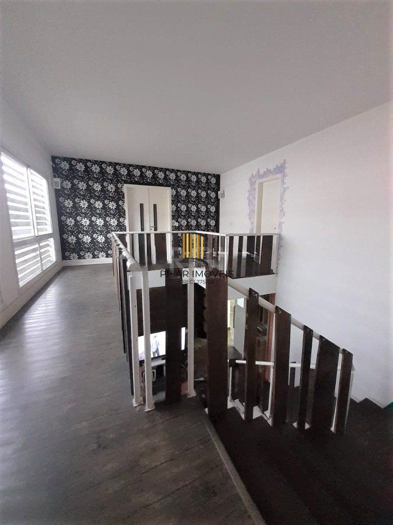 Casa com 233m², 2 dormitórios sendo 1 suíte, living com lareira, espaço gourmet com churrasqueira, pátio e 2 vagas de garagem no bairro Sarandi