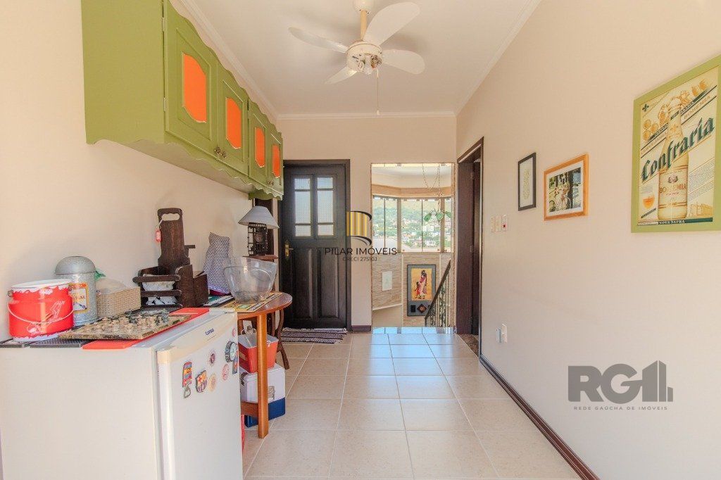 Linda casa de 04 dormitórios com vista livre no Bairro Teresópolis
