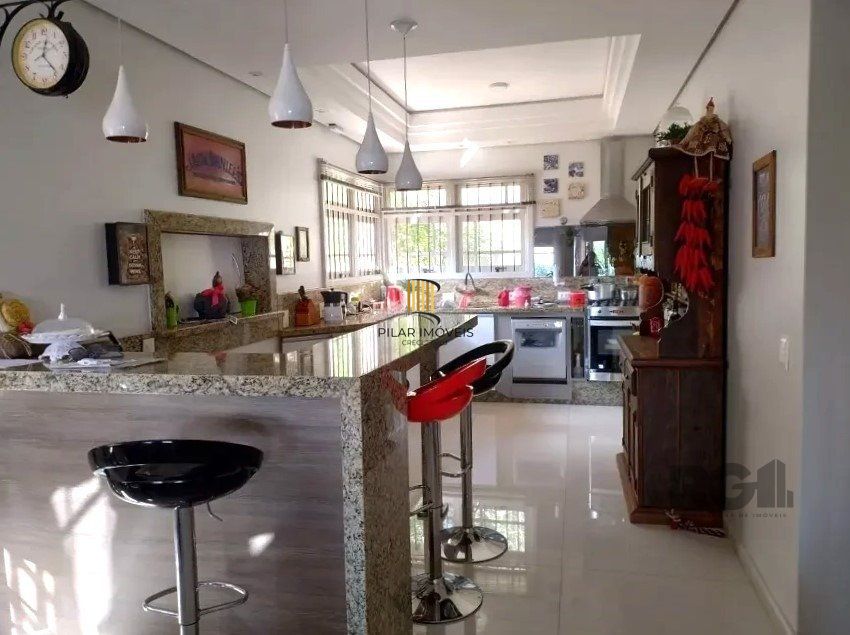 Casa de 307m² - 3 dormitórios, piscina, 4 vagas no bairro Espírito Santo