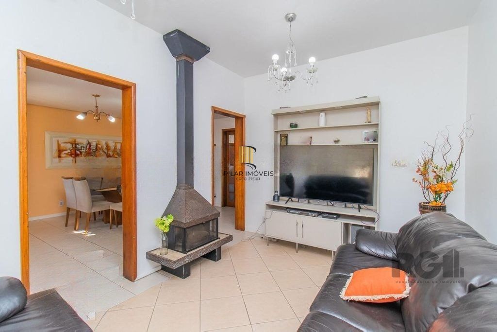 Casa de 4 dormitórios no bairro Cavalhada