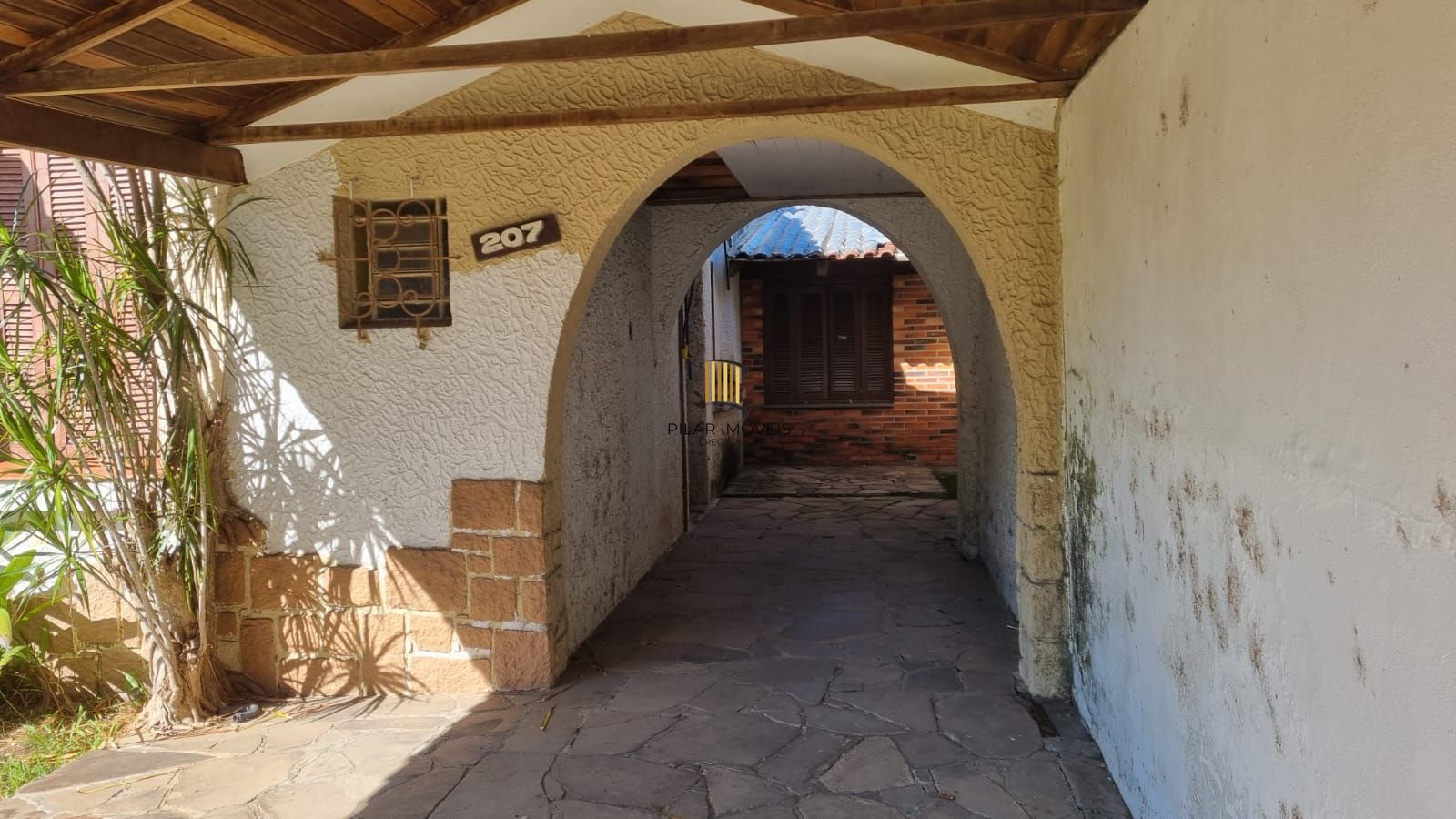 Casa com boa área de terreno no Teresópolis - Pilar Imóveis