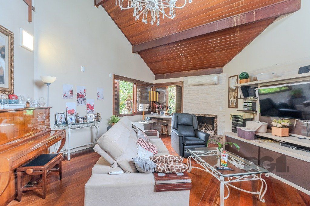 Casa 400m² - 5 dormitórios, 4 vagas no bairro Vila Jardim