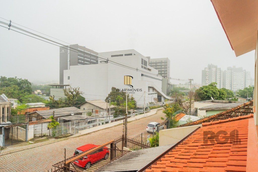 Casa de 214m² com 4 dormitórios, 1 suíte, piscina e 2 vagas no bairro Teresópolis