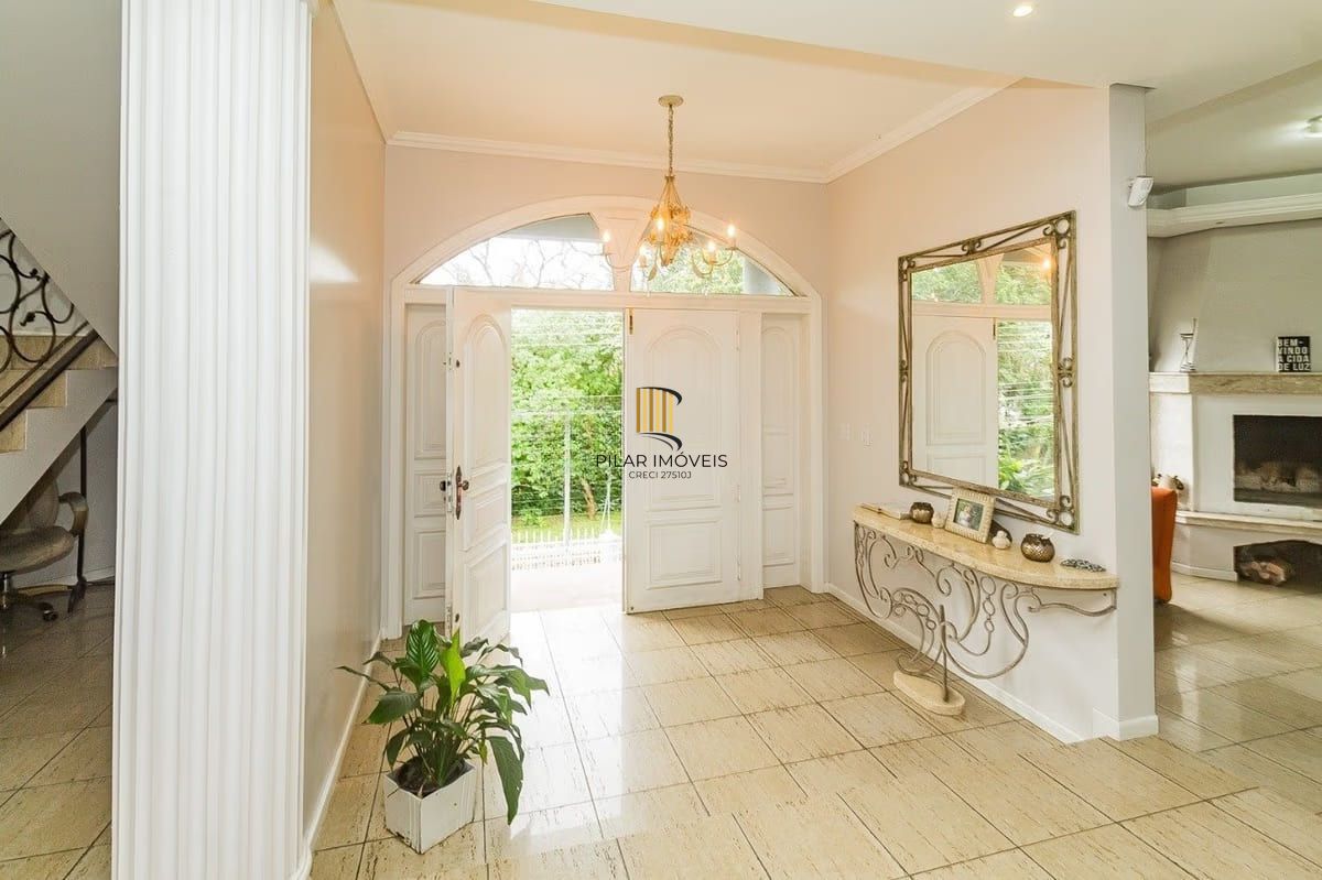 Casa com 5 dormitórios à venda em Parque Santa Fé, Porto Alegre.