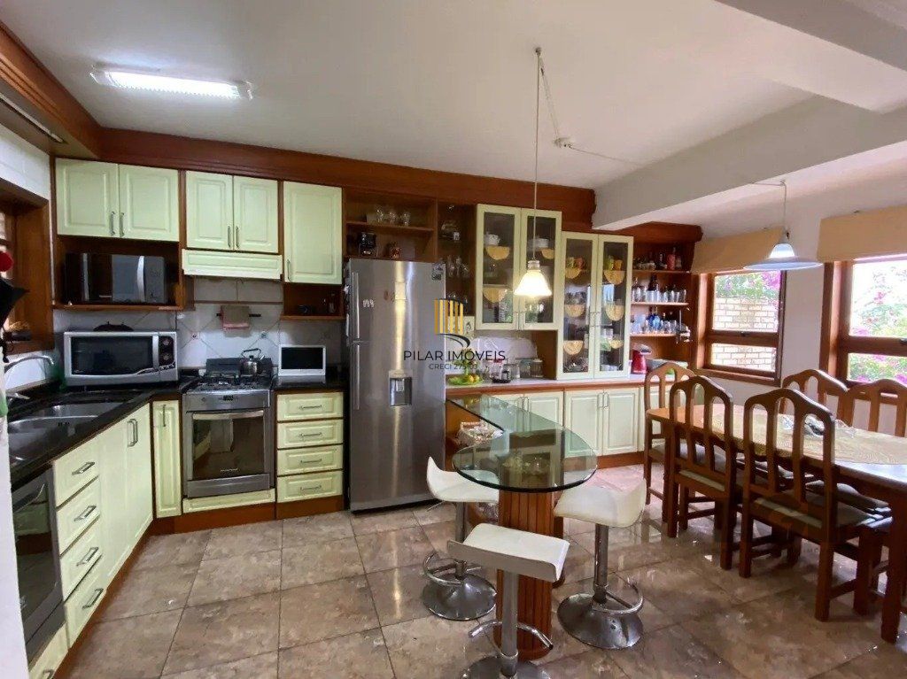 Casa com 4 dormitórios no bairro nonoai