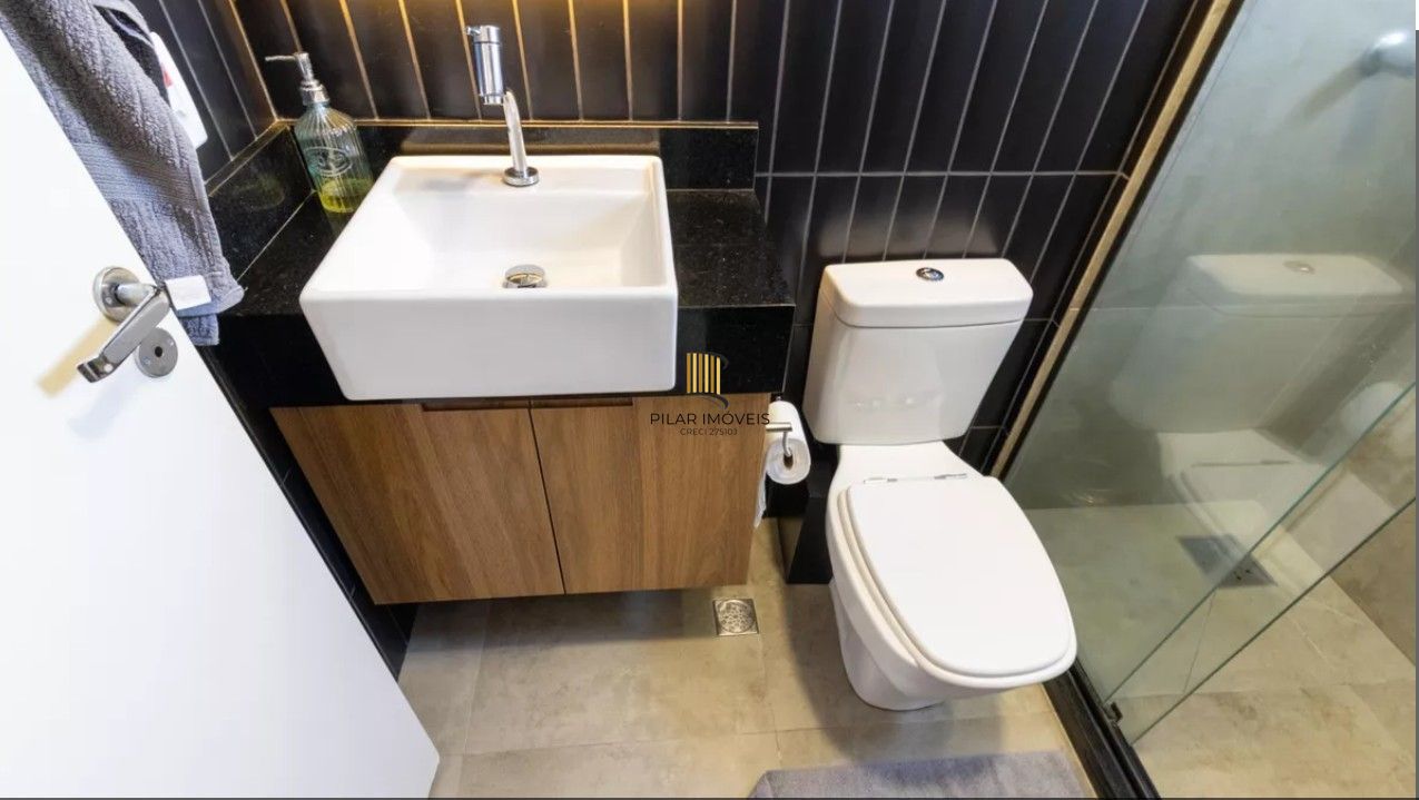 Apartamento de 2 dormitórios com 1 vaga de garagem escriturada, na Rua Dom Vital, Bairro Glória.